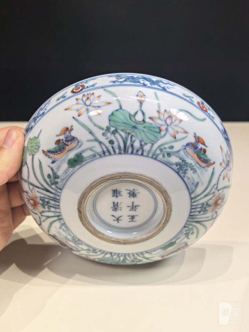 清雍正 斗彩鸳鸯荷塘图卧足盘一对 - 图10